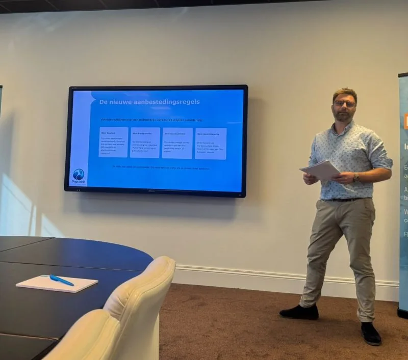 Nicolay Vronik tijdens de kennissessie met Blue Legal