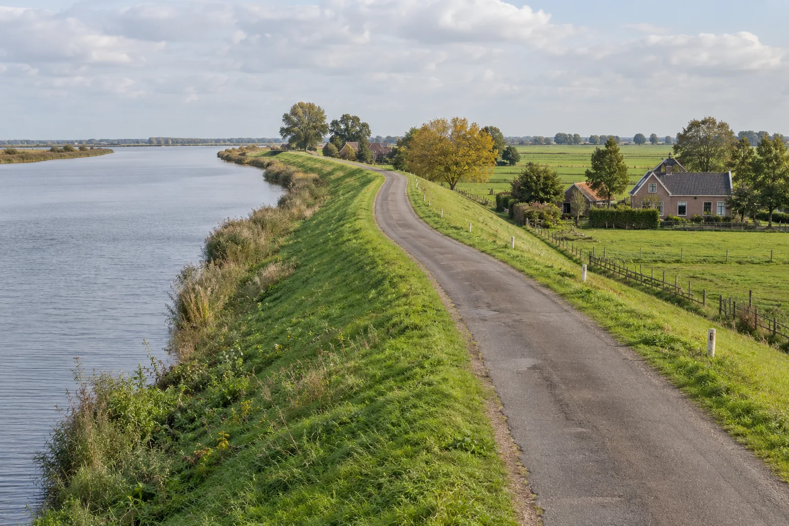 Gegenereerd sfeerbeeld van een dijkweg langs water, met groene oevers en woningen in het polderlandschap.