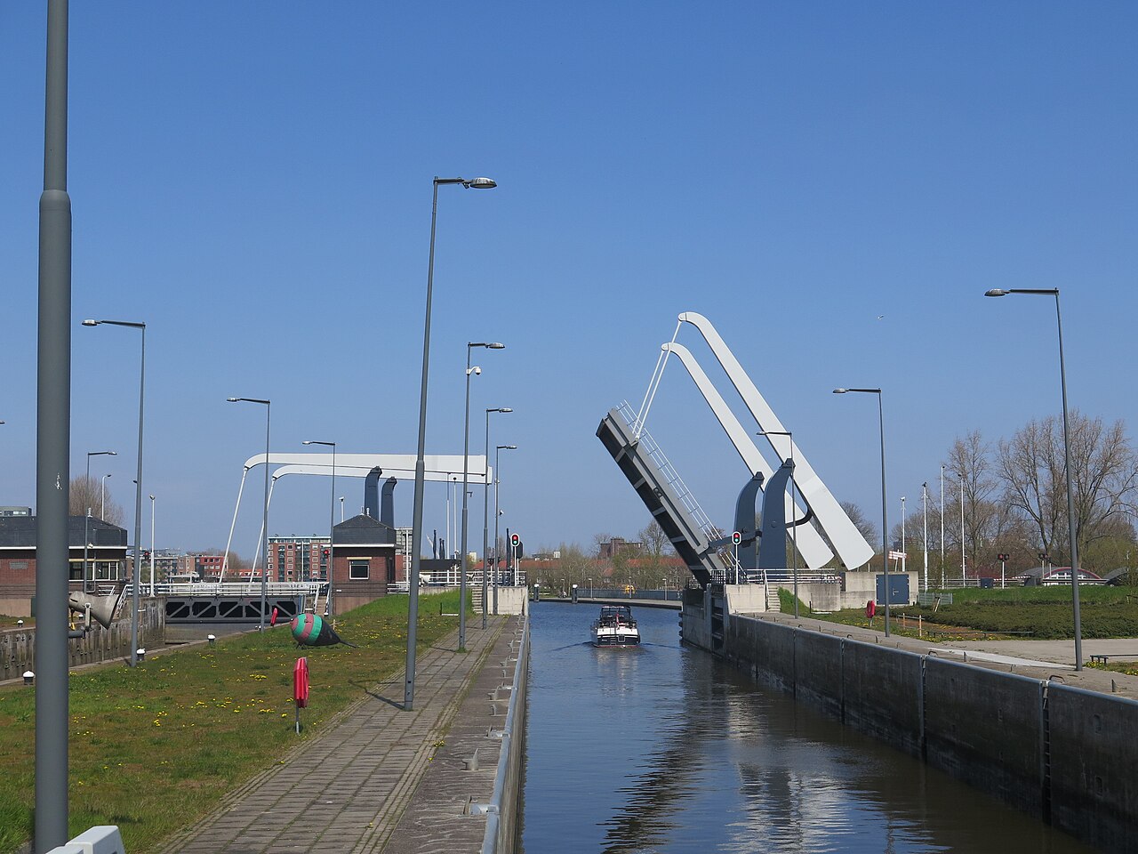 Een geopende noordelijke ophaalbrug bij de Julianasluizen in Gouda, gefotografeerd in april 2021.