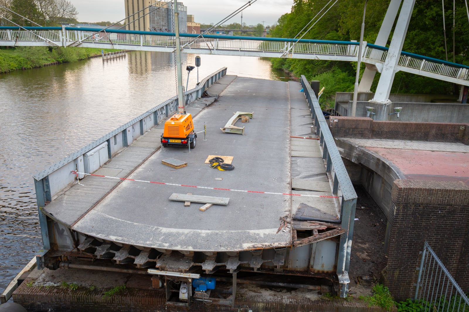 De beschadigde oude Gerrit Krolbrug in Groningen, gefotografeerd op 18 mei 2021 na de aanvaring.